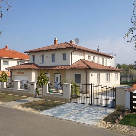 Aura Apartman Hajdúszoboszló Стая снимка
