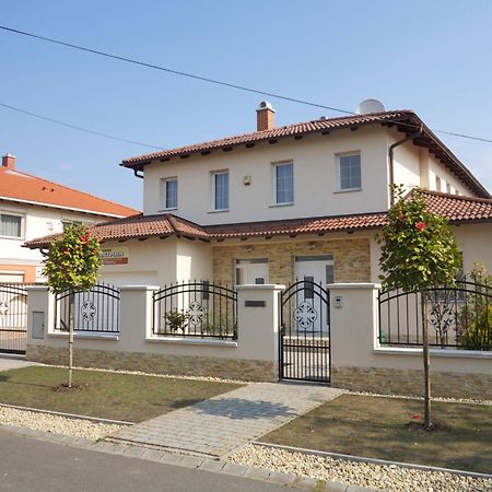 Aura Apartman Hajdúszoboszló Стая снимка