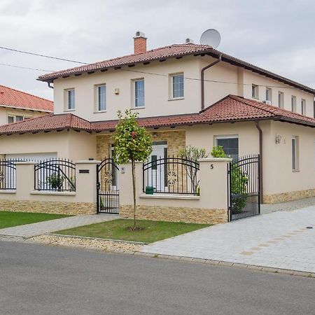 Aura Apartman Hajdúszoboszló Екстериор снимка
